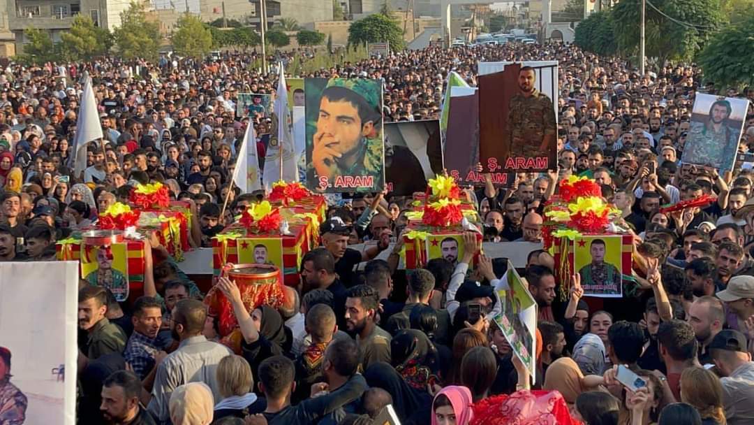 المئات من أهالي مدينة قامشلو يشيعون شهدائهم الابرار في مزار الشهيد دليل ساروخان
