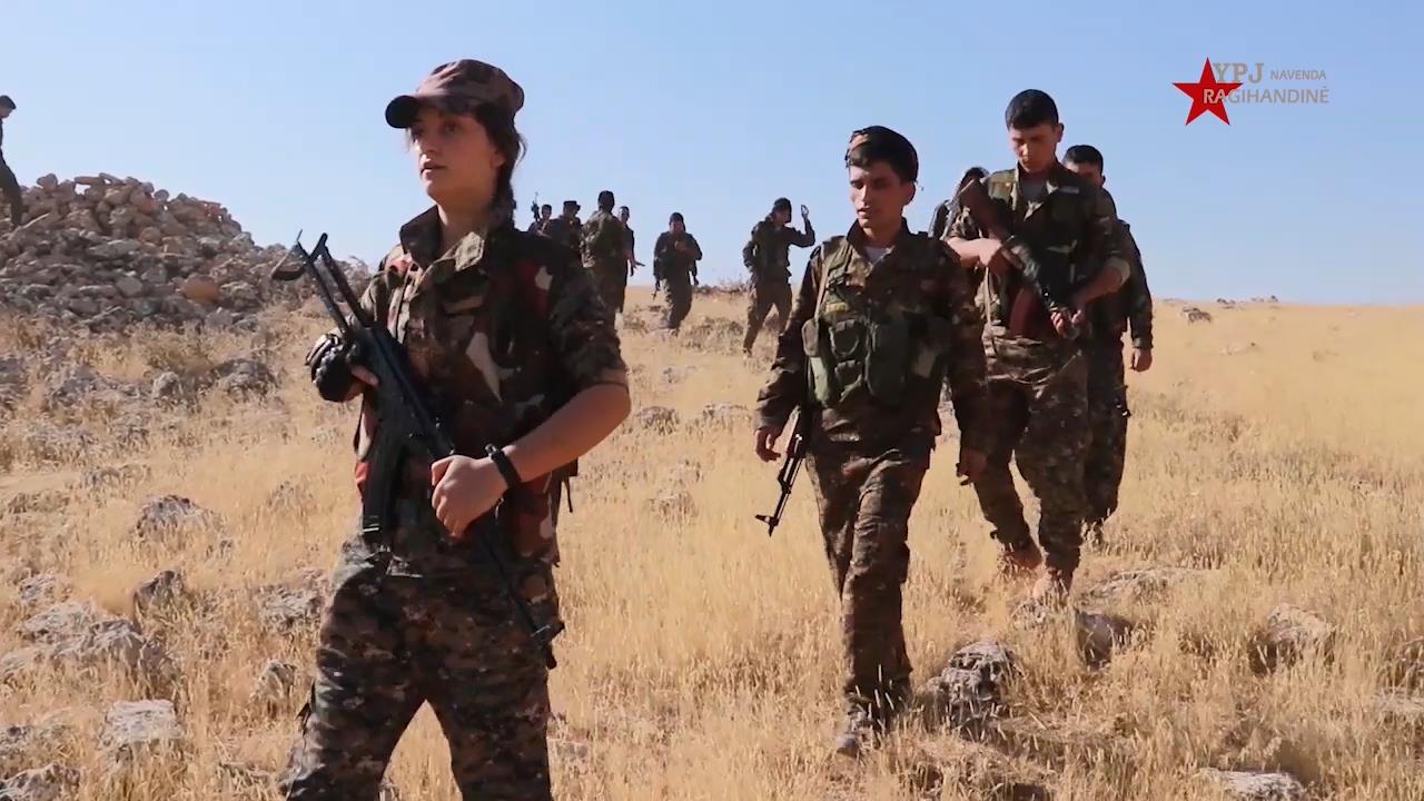 خطت المرأة في ثورة الحرية خطوة كبيرة بإرادتها العظيمة