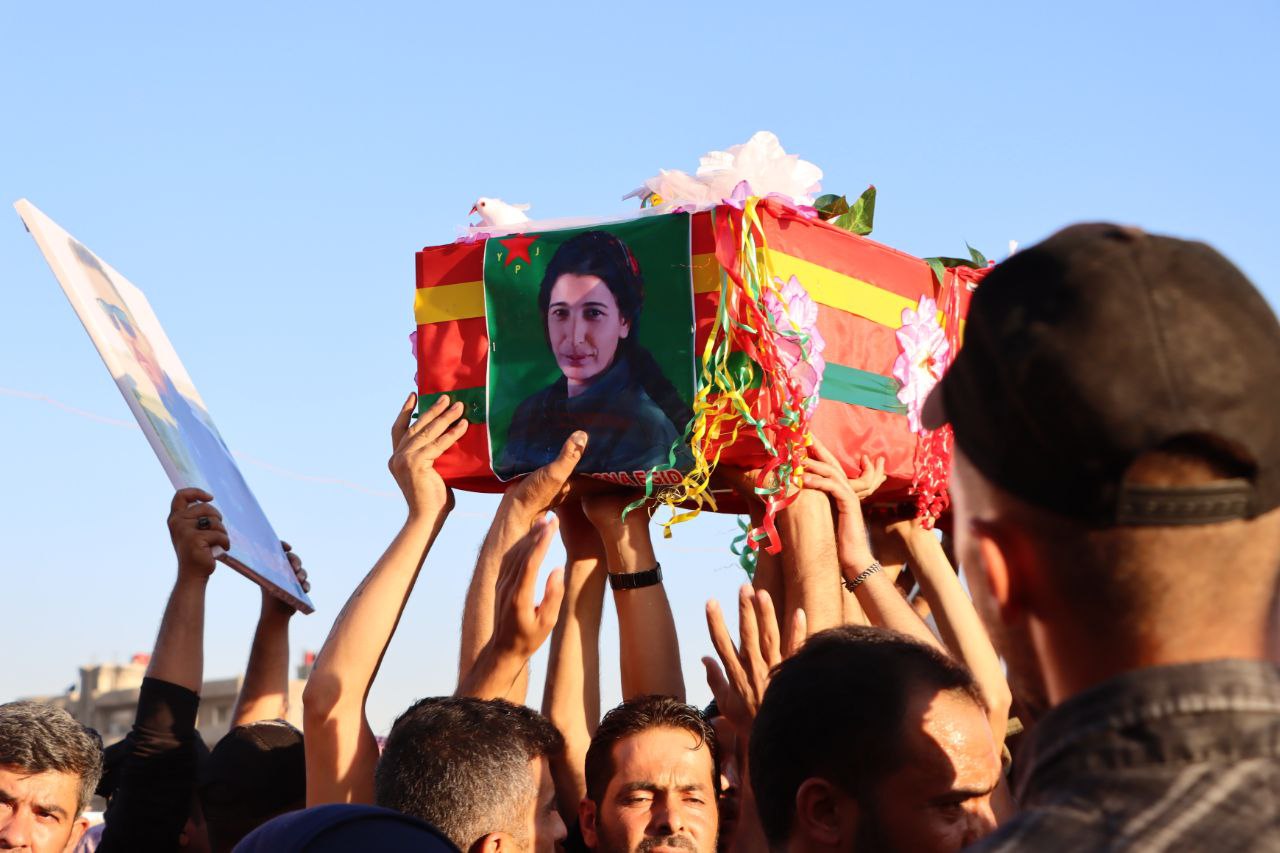 أهالي مدينة قامشلو يودعون شهدائهم في مزار الشهيد دليل ساروخان