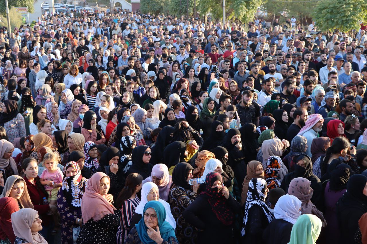 الشعب بصوتٍ واحد ” نحن شعب مقاوم و أصحاب الحق “
