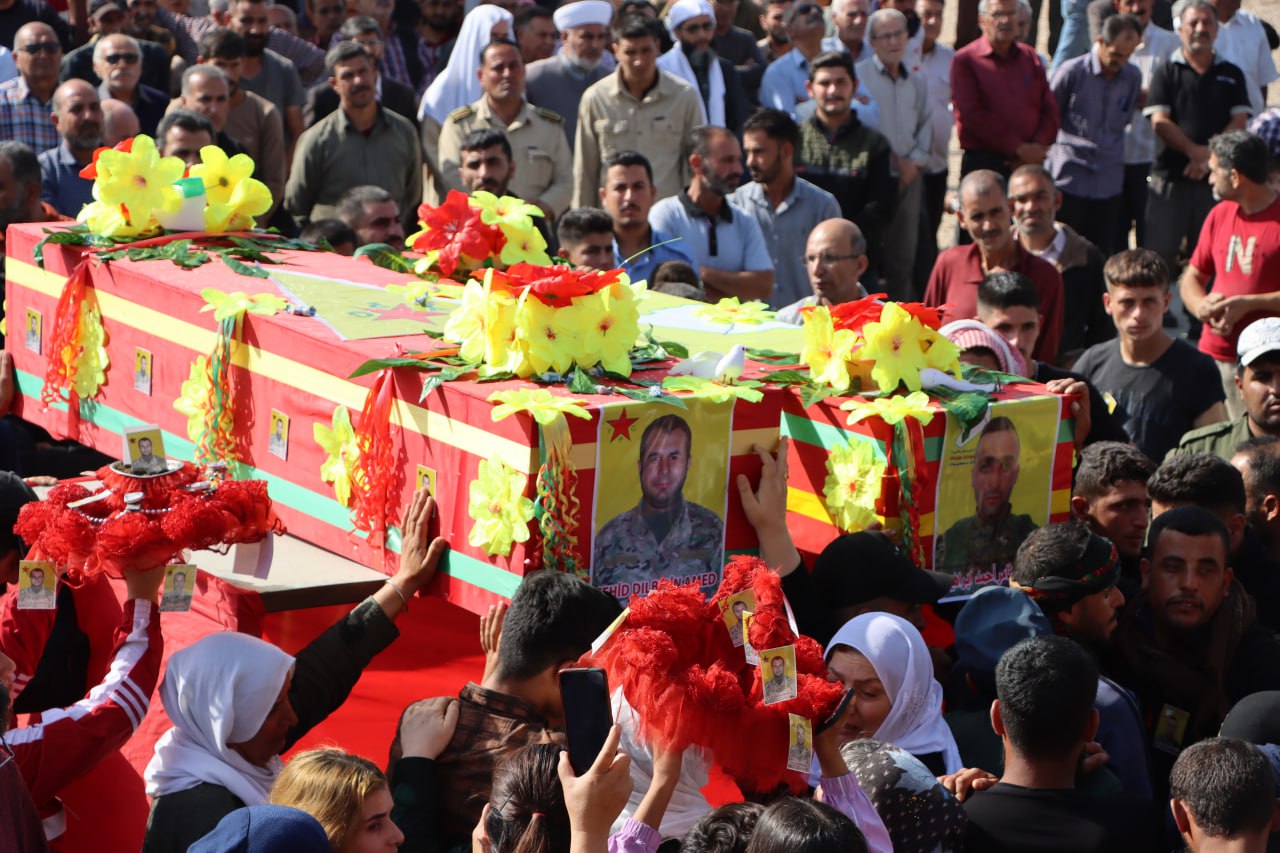 المئات من الأهالي في مدينة قامشلو يشيعون شهداءهم بمراسم مهيبة
