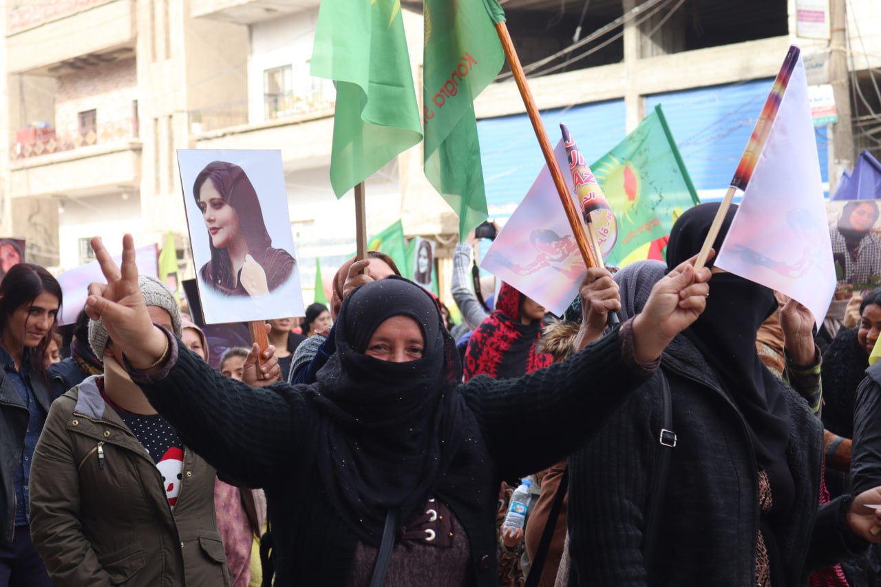 مسيرة شعبية حاشدة في مدينة قامشلو بمناسبة اليوم العالمي لمناهضة العنف ضد المرأة