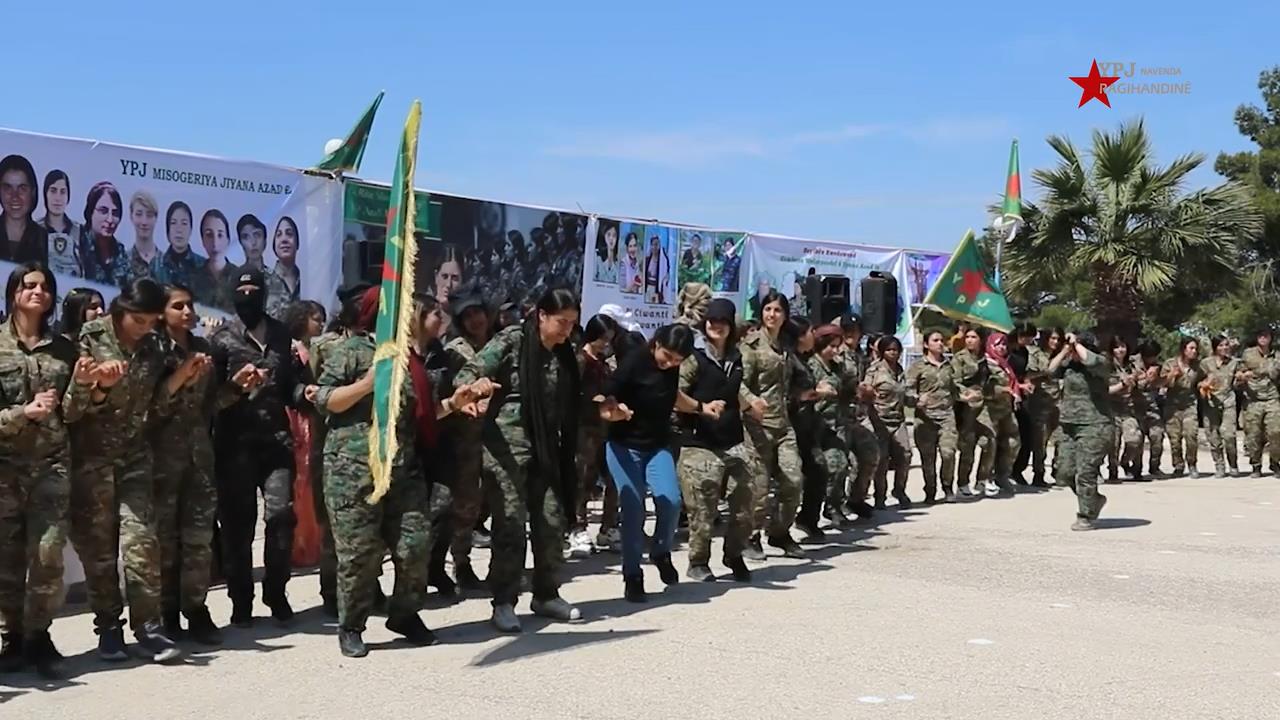 مشاهد من حلقات الدبكة التي أدتها مقاتلات YPJ بحماس كبير بمناسبة الرابع من نيسان