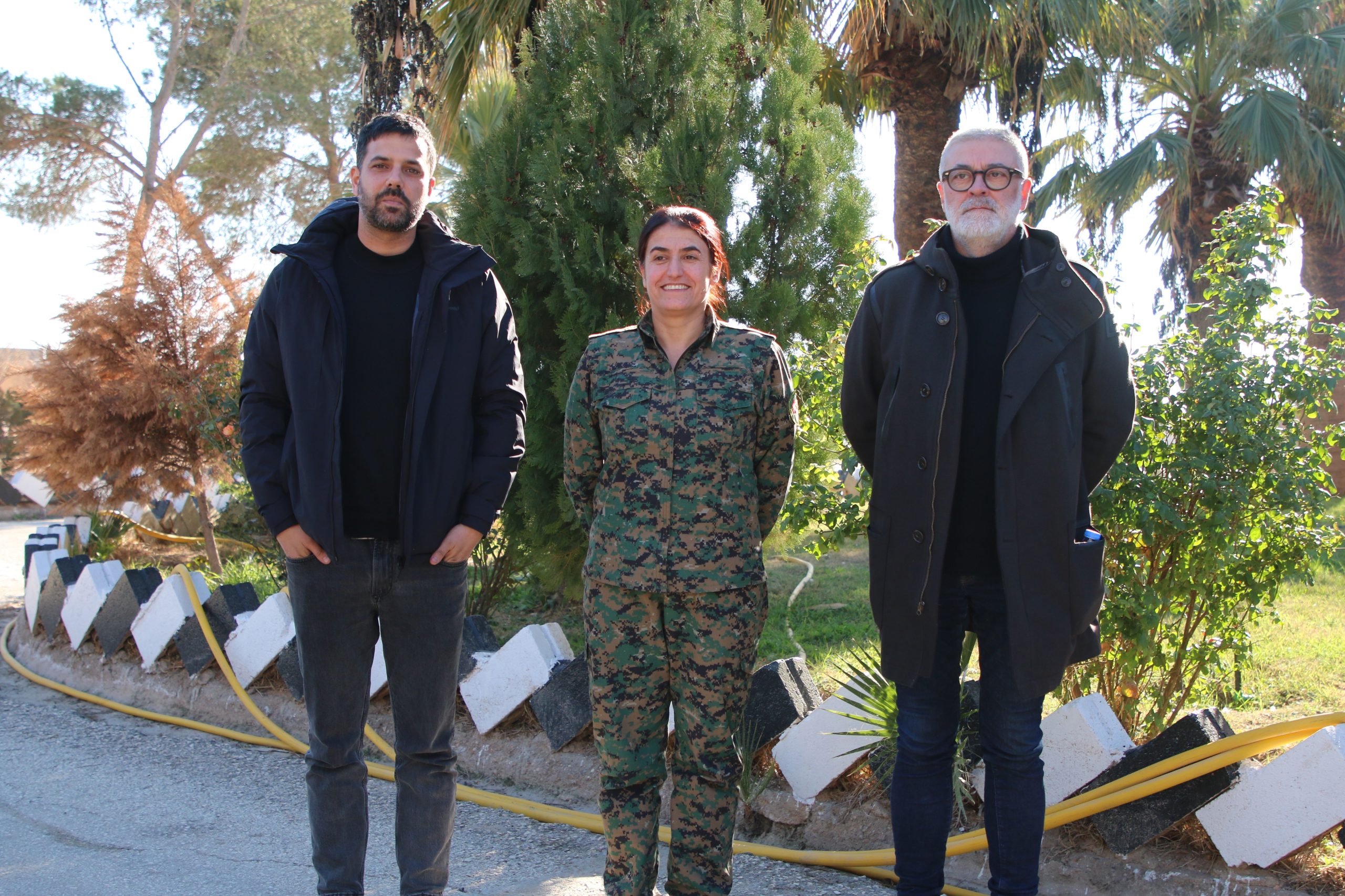 وفد من البرلمانيين الكتالونيين يزور وحدات حماية المرأة (YPJ)