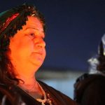أمهاتُ وزوجاتُ الشهداءِ يقِفنَ في صفّ مقاتلي وحدات حماية الشعب ووحدات حماية المرأة دفاعًا عن المدينة