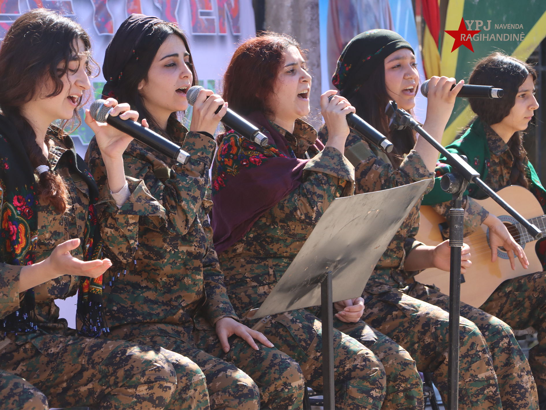 فعالية فنية لدعم وحدات حماية المرأة في قامشلو