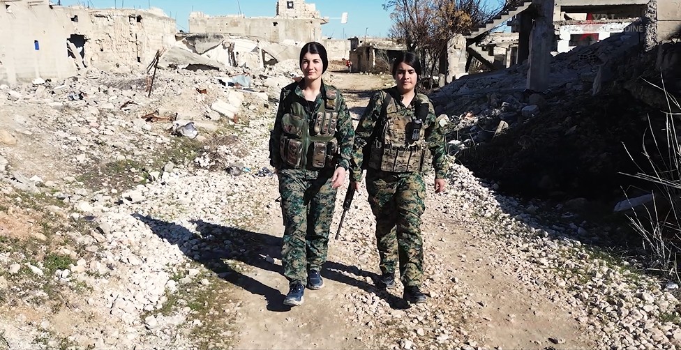 مقاتلات وحدات حماية المرأة (YPJ) في كوباني يباركن الثامن من آذار لجميع نساء العالم.