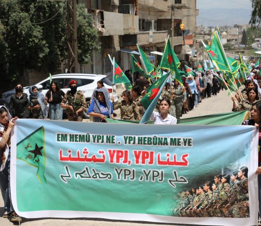 مسيرة جماهيرية حاشدة في ديرك تجدد الدعم لـ YPJ وتطالب باعتراف دولي بها