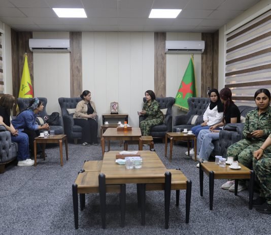 وفد من حزب المرأة الشيوعي الاشتراكي يزور وحدات حماية المرأة (YPJ).