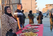 زار سكان روج آفا أضرحة الشهداء في مدينة القامشلي.