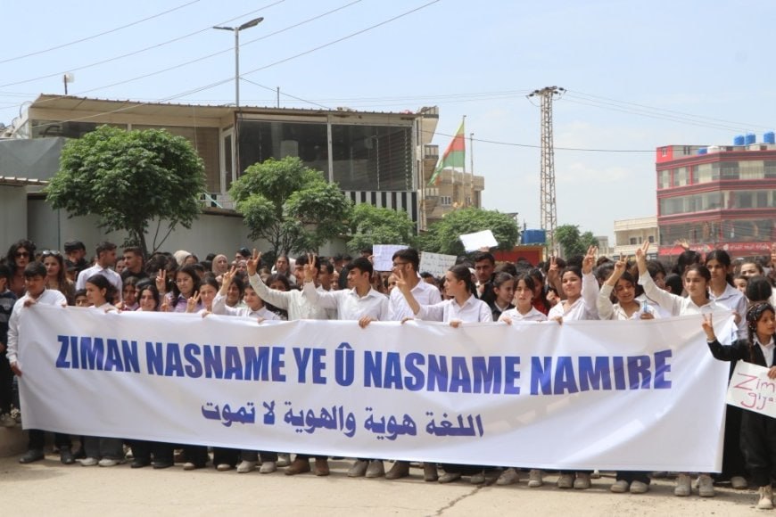 تحت شعار “لغتنا هويتنا” مسيرة طلابية حاشدة في كوباني احتفاءً باللغة الكردية