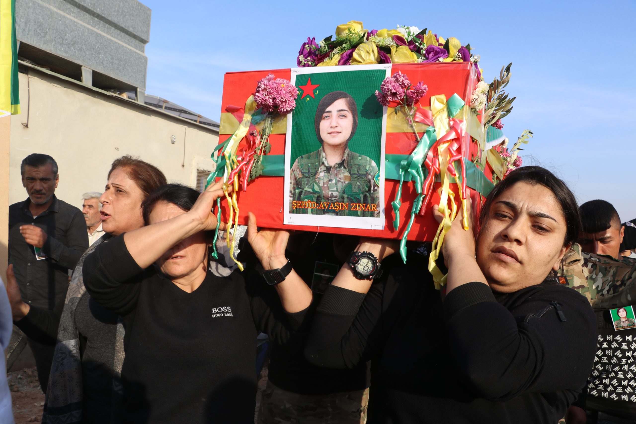 People in the Shahba area mourn the body of the martyr Avaşîn Zinar