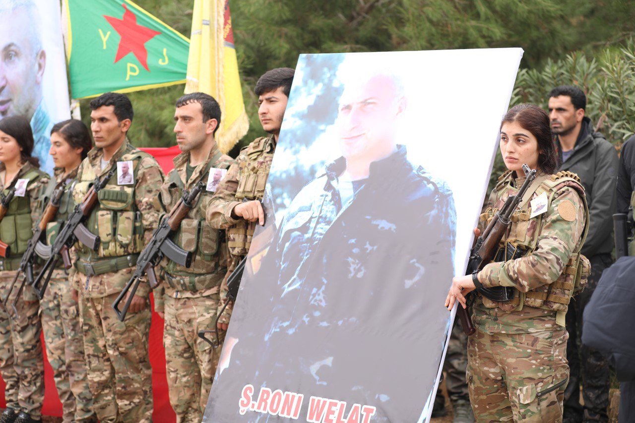 The Deir ez-Zor Military Council bid farewell to the heroic martyr, “Ronny Welat,” with solemn ceremonies.