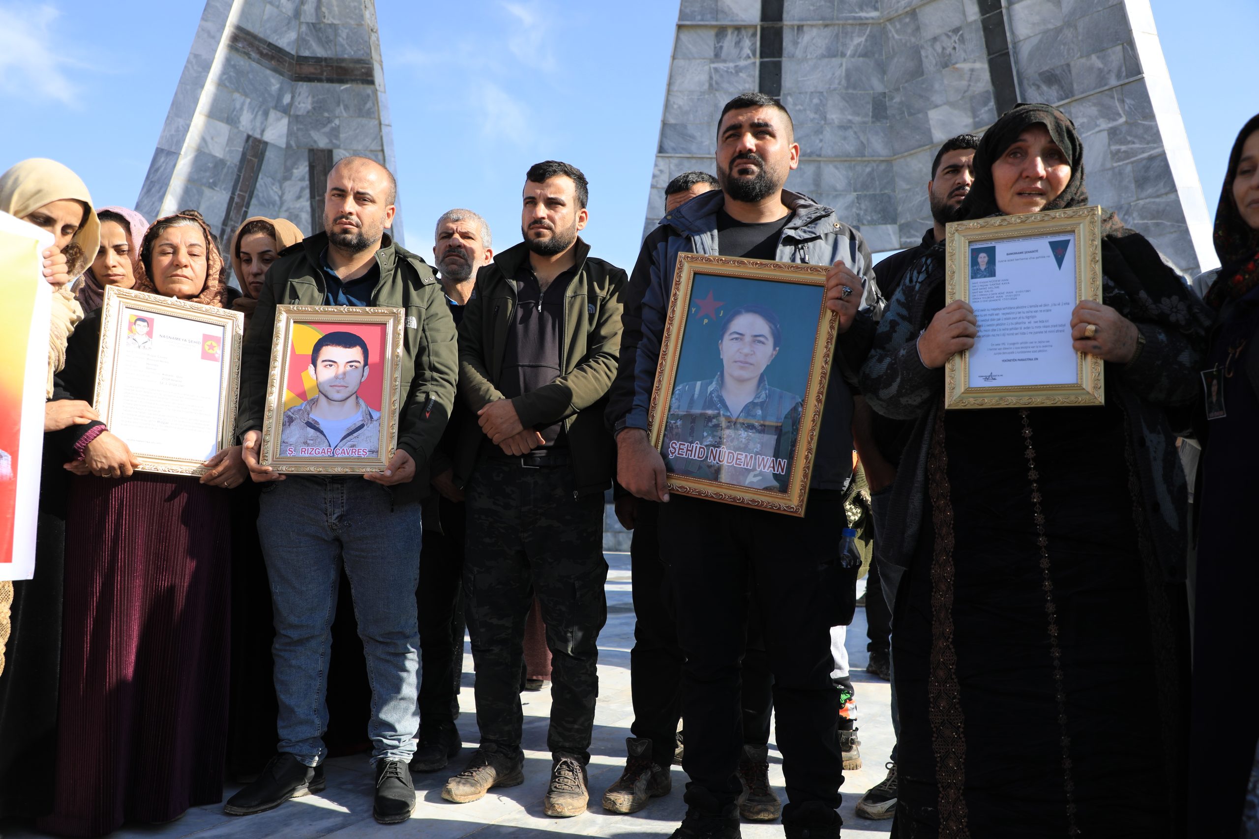 The residents of Kobani mourned the passing of two of their heroic sons in the Martyr Dicle Cemetery.