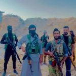 Xelkê bajarê Minbicê bi şervanên xwe re li eniyên şer disekinin ji bo şikandina êrîşên çeteyan.
