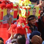 Bi merasîmekî girseyî Şêneyên bajarê Qamişlo dû şehîdên xwe oxirkirin
