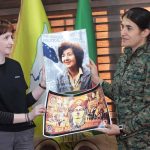 Şandeyek ji Aktîvîst û Rojnamevanên Jin ên Biyanî Serdana YPJ’ê Kirin