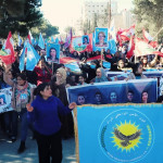 Pêkhateyên Reqqayê Bi Meşeke Girseyî Piştgiriya Xwe Ji Bo QSD’ê Diyar Dikin