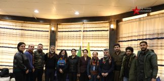 Endamên şandeya hunermend û rewşenbîran a “Rojava ne bi tenê ye” bi YPJ’ê re hevdîtinê kir