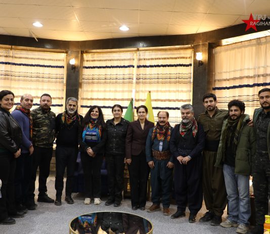 Endamên şandeya hunermend û rewşenbîran a “Rojava ne bi tenê ye” bi YPJ’ê re hevdîtinê kir