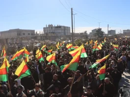 Bi hezaran şêniyên Kobanê ji bo parastina destkeftiyên şoreşê meşiyan