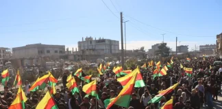 Bi hezaran şêniyên Kobanê ji bo parastina destkeftiyên şoreşê meşiyan