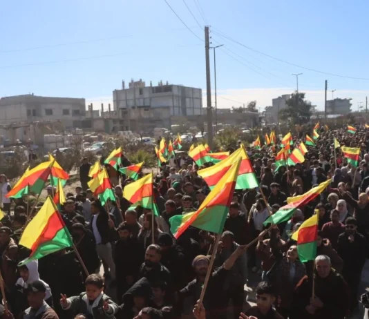 Bi hezaran şêniyên Kobanê ji bo parastina destkeftiyên şoreşê meşiyan