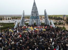 Bi merasîmeke girseyî şêniyên Kobanê 10 şehîden xwe spartin axê