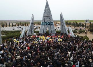 Bi merasîmeke girseyî şêniyên Kobanê 10 şehîden xwe spartin axê