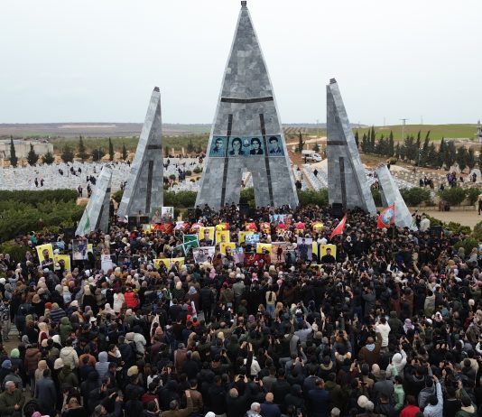 Bi merasîmeke girseyî şêniyên Kobanê 10 şehîden xwe spartin axê