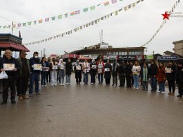Xulek bêdengî bo rêzgirtina ji bo giyanê şehîdên komkujiya Helebçeyê