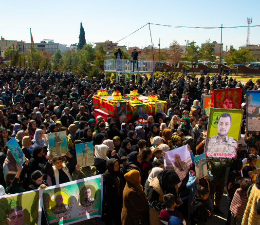 Şêniyên Qamîşlo cenazeyê heft şehîdên azadiyê bi merasîmekê oxir kirin