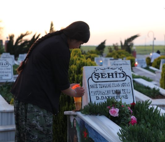 Li bajare Qamişlo û Dêrikê bi boneya Roja Şehîdan mûm hatin vêxistin