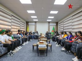 Fermandara Yekîneyên Parastina Jinê (YPJ) “Rohilat Efrîn”, tevî Berdevka YPJ’ê “Roksan Mihemed” û endama Meclîsa Leşkerî “Destîna Heleb”, pêşwazî li tîma jinan a Hîlalê kirin