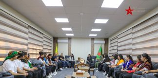 Fermandara Yekîneyên Parastina Jinê (YPJ) “Rohilat Efrîn”, tevî Berdevka YPJ’ê “Roksan Mihemed” û endama Meclîsa Leşkerî “Destîna Heleb”, pêşwazî li tîma jinan a Hîlalê kirin