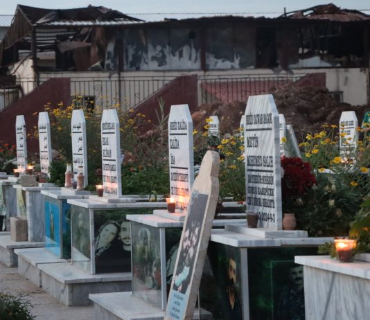 Bi boneya 15ˊê Gulanê mûm li ser gorên şehîdan hatin pêxistin