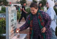 Bi boneya Roja Şehîdan ، gelê bajare Qamişlo mûm li ser gorên şehîdan pêxistin.