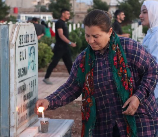 Bi boneya Roja Şehîdan ، gelê bajare Qamişlo mûm li ser gorên şehîdan pêxistin.