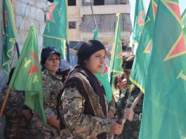 Li Qamişloyê gel ji bo YPJ‘ê dimeşe.