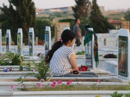 Ji bo bîranîna şehîdên meha gulanê ye li bajare Kobanê