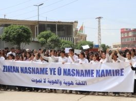 Bi diruşma “Zimanê Me Nasnameya Me Ye” Meşeke girseyî ya xwendekaran li Kobanê hat li darxistin