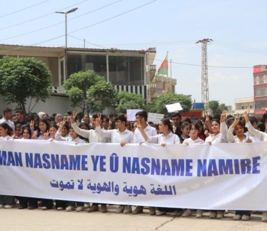 Bi diruşma “Zimanê Me Nasnameya Me Ye” Meşeke girseyî ya xwendekaran li Kobanê hat li darxistin
