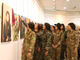 Tevgera Hilala Zêrîn li Navenda Mihemed Şêxo ya Çand û Hunerê a li bajarê Qamişlo çalakiyek hunerî ji bo piştirtiya YPJ’ê organîze kir.