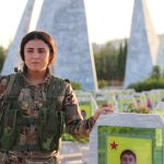 Di demeke ku axa welat bi xwîna şehîdan re tevlihev bûye , çîrokên ku ji êşê biryardariyê û ji windabûnê rêyekê ava dikin derdikevin holê.