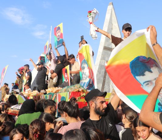 Bi merasîmeke girseyî 9 şehîdên Kobaniyê hatin oxirkirin
