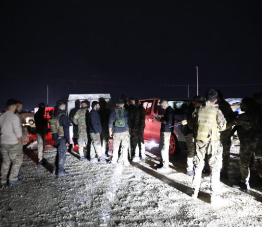 Yekîneyên Parastina Jinê û Lîwaya Hesekê piştî barîna barana zêde û lehiyê li Kampa Waşokani alîkariya penaberên Serê Kaniyê dikin